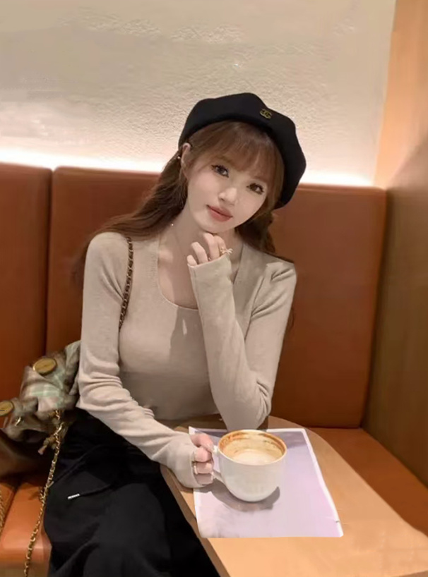 サムホール付きリブニットトップス