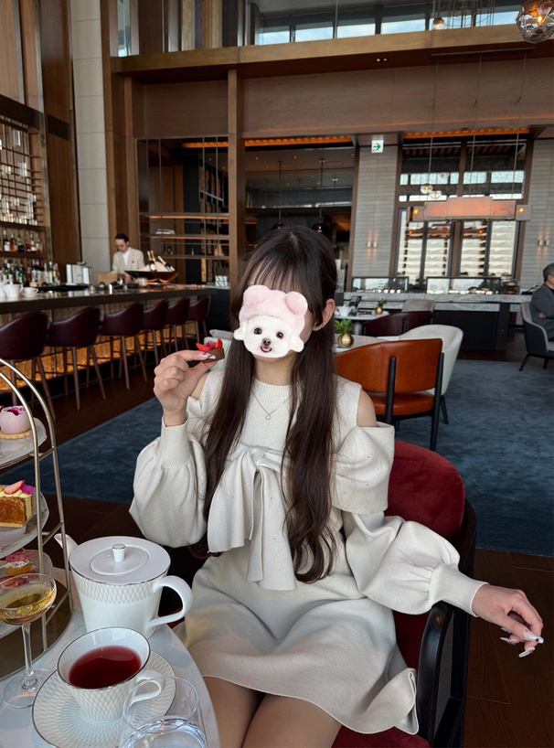 オープンショルダーラインストーンリボンニットミニワンピース