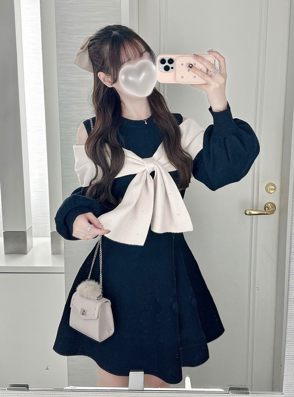 オープンショルダーラインストーンリボンニットミニワンピース