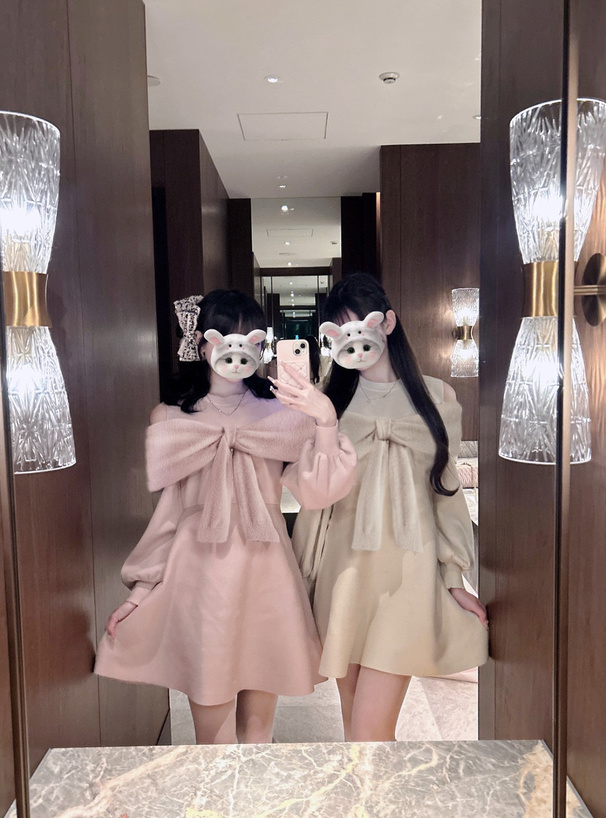 オープンショルダーシャギーリボンニットミニワンピース