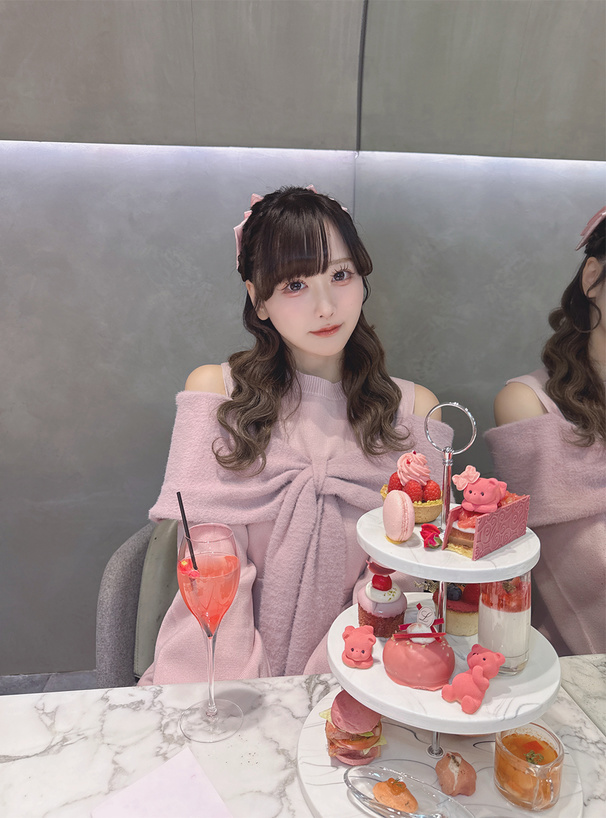 オープンショルダーシャギーリボンニットミニワンピース