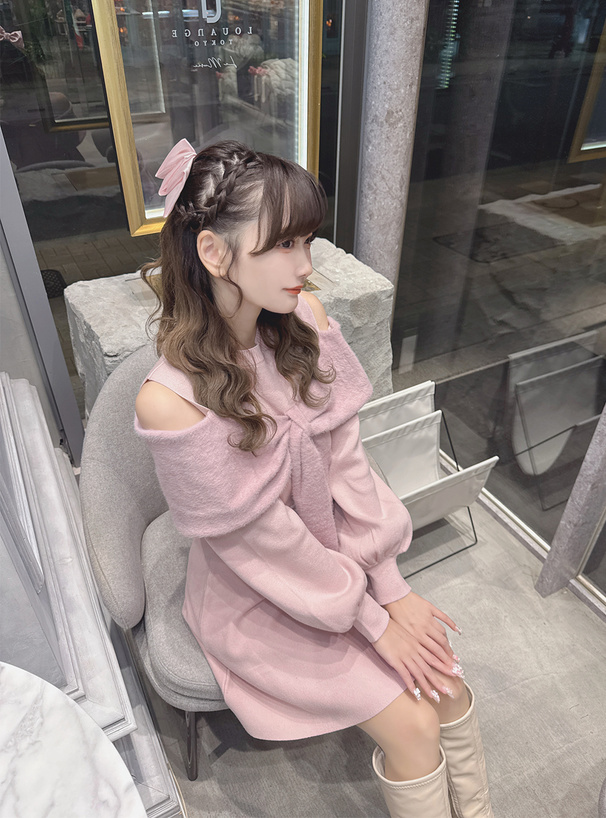 オープンショルダーシャギーリボンニットミニワンピース