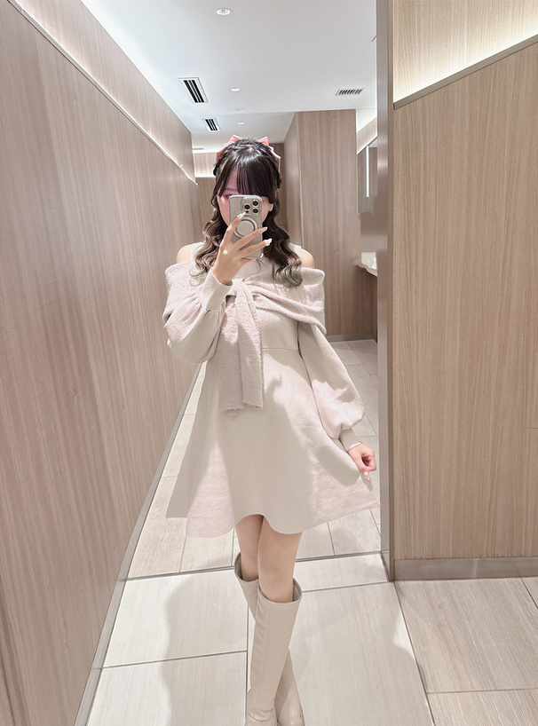 オープンショルダーシャギーリボンニットミニワンピース