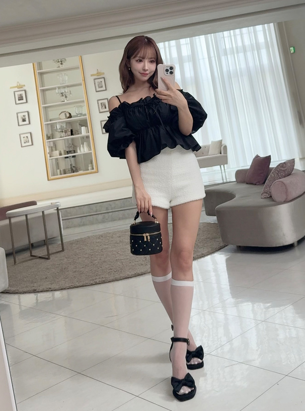 リボン付きホワイトプラットフォームサンダル CHARLES & KEITH アシメトリック プラットフォームサンダル 【再