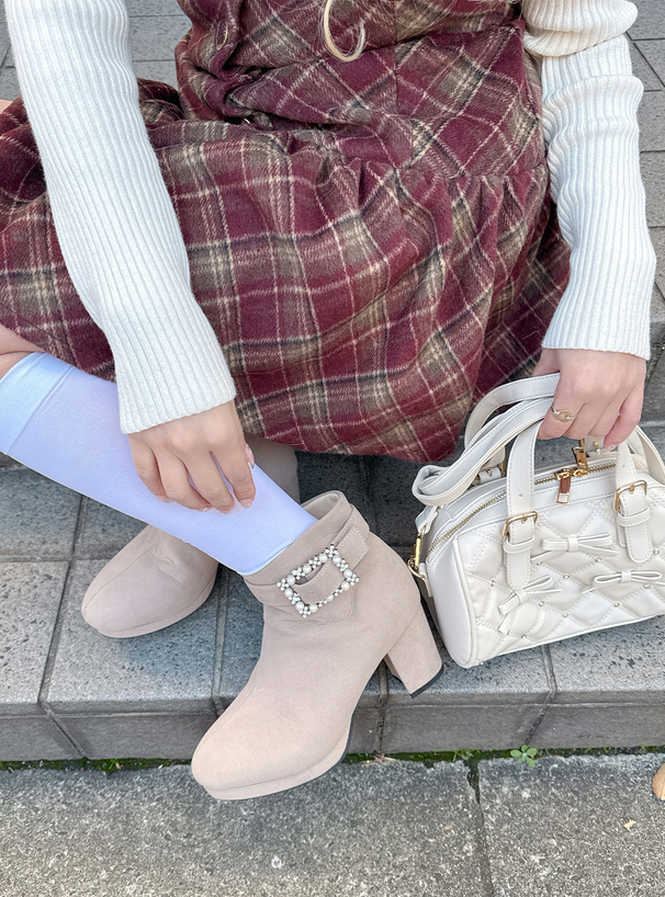 パールビジューバックルスエードショートブーツ