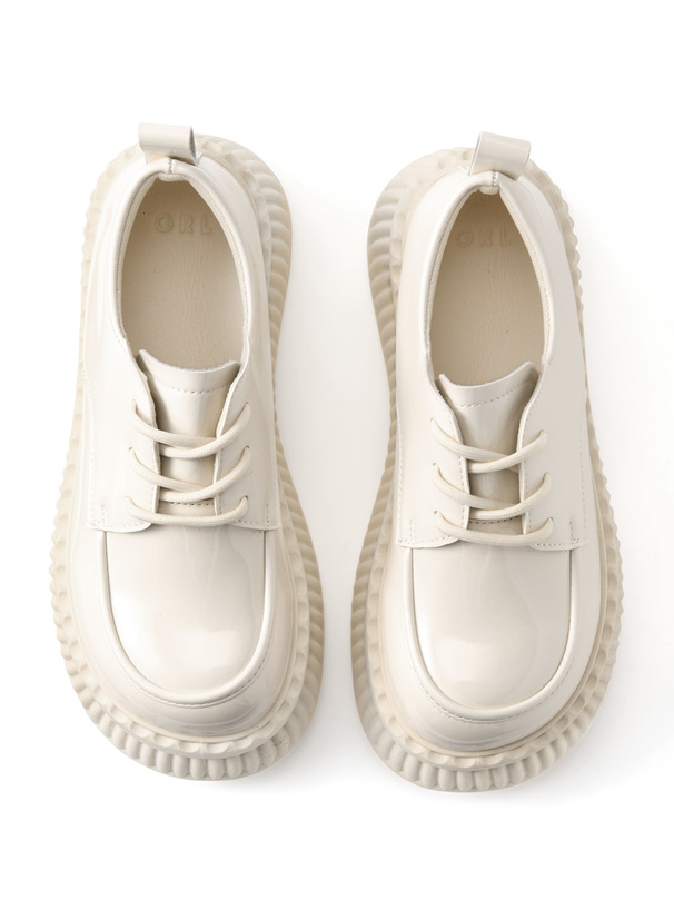 厚底エナメルシューズ