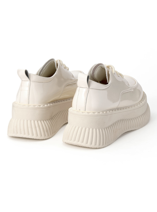 厚底エナメルシューズ