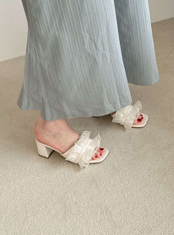 森香澄 フリルミュールサンダル