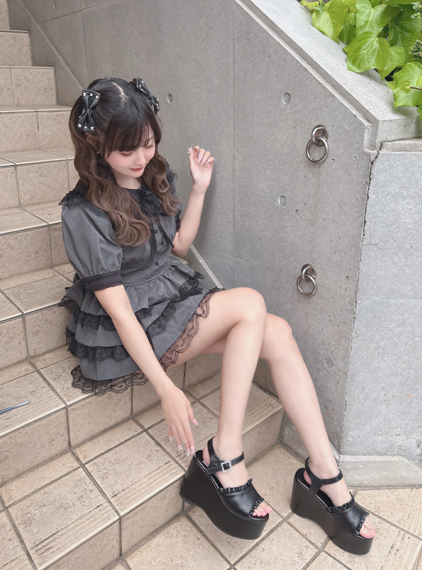 厚底フリルビジューストラップサンダル