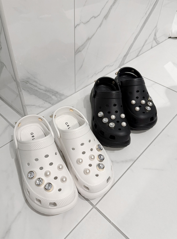 チャーム付き厚底クロッグサンダル