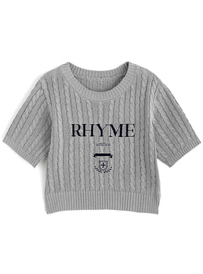 エンブレム刺繍ケーブル編みニットトップス