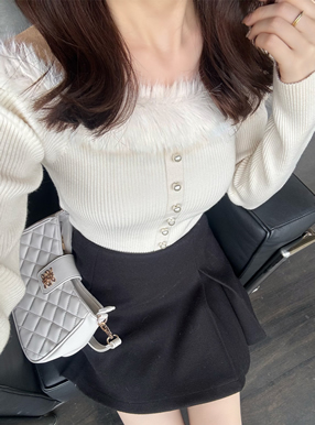 ファーオフショルダーパールリブニットトップス