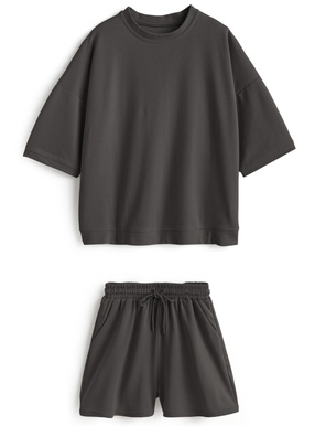 Tシャツ×ショートパンツセットアップ