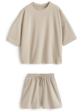 Tシャツ×ショートパンツセットアップ