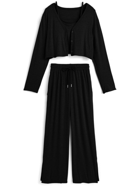 カップ付きキャミソール×ショート丈カーディガン×パンツセットアップ