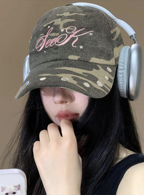 カモフラージュ柄ロゴ刺繍スタッズキャップ