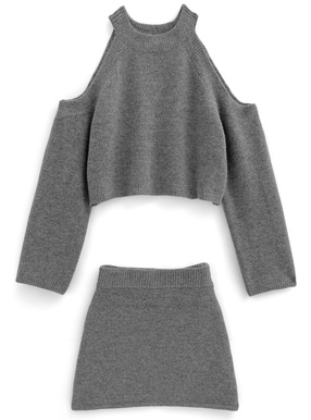 ショルダーオープントップスxミニスカートニットセットアップ