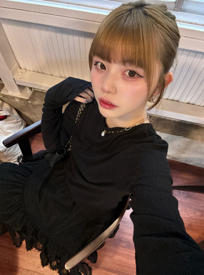 クルーネックギャザーシアートップス