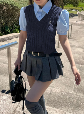 ケーブルニットロゴ刺繍ベストレイヤード風シャツ