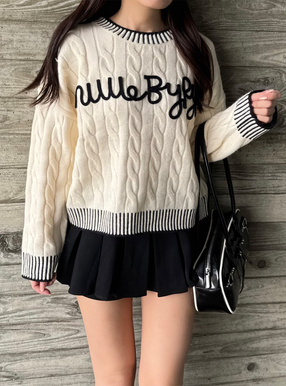 コードロゴ刺繍ケーブル編みニットトップス