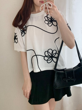 フラワーライン刺繍Tシャツ