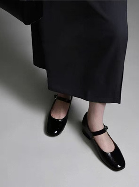 ストラップパンプス