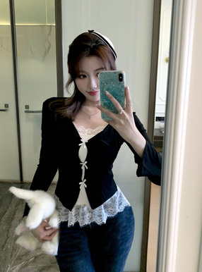 オープンカラーレースレイヤード風リボントップス