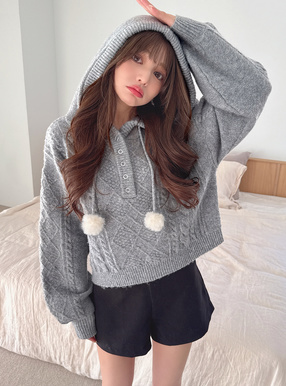 ポンポン付きケーブル編ニットトップス