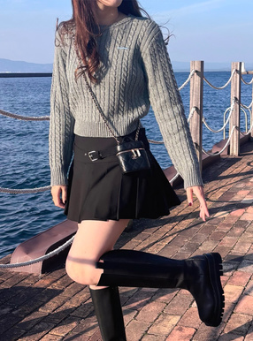 ケーブル編みショート丈ニットトップス