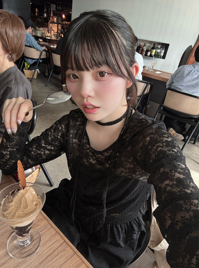 チョーカー付き花柄レースフリルトップス