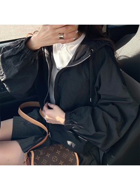 ショート丈マウンテンパーカー