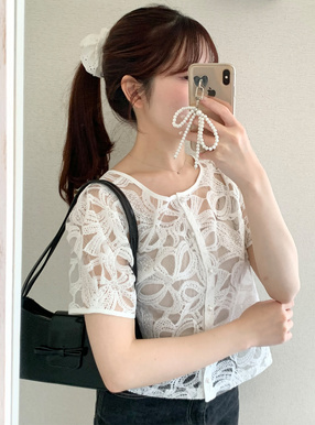 フラワー刺繍ブラウス