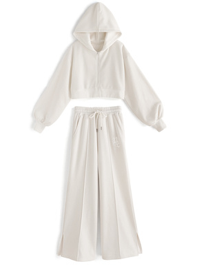 エンボスロゴショート丈パーカー×ワイドパンツセットアップ