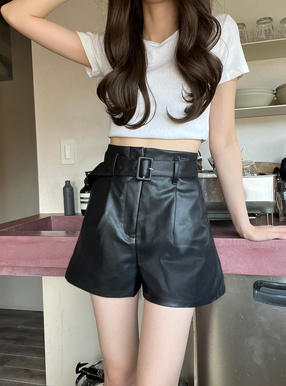 ベルト付きレザーショートパンツ