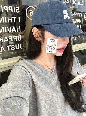 Vネックスウェットトップス