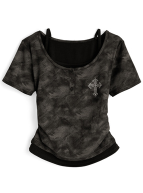 レイヤード風ヘンリーネックラインストーンロゴリブトップス