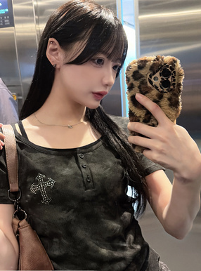 レイヤード風ヘンリーネックラインストーンロゴリブトップス