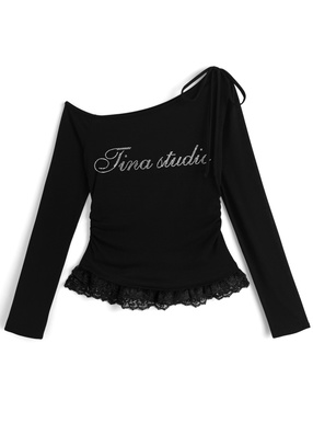 ワンショルダーリボンラインストーンロゴフリルトップス