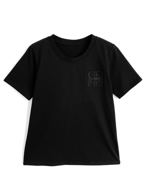 エンボスロゴTシャツ