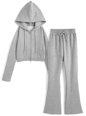 ショート丈パーカー×フレアパンツスウェットセットアップ