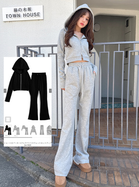 ショート丈パーカー×フレアパンツスウェットセットアップ