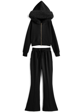 ファーフードパーカー×フレアパンツスウェットセットアップ