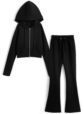 ショート丈パーカー×フレアパンツスウェットセットアップ