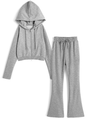 ショート丈パーカー×フレアパンツスウェットセットアップ