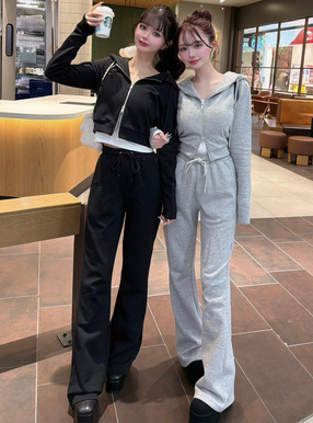 ショート丈パーカー×フレアパンツスウェットセットアップ