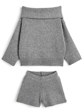 オフショルダートップス×ショートパンツニットセットアップ