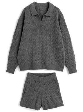 スキッパーケーブル編みニットトップス×ショートパンツセットアップ