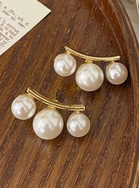 三連パールピアス