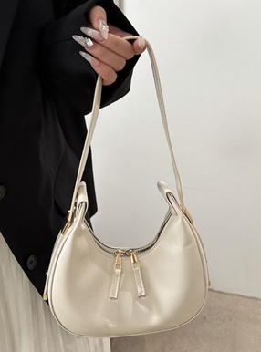 ハーフムーンレザーバッグ