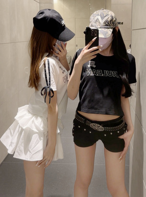サイド配色ラインリボンロゴ刺繍Tシャツ